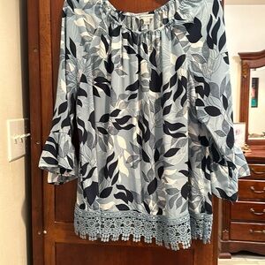 Navy blue and light blue top can be used off the shoulder